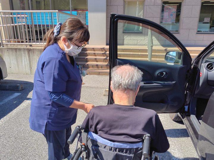 車への乗り降りをお手伝いしている様子