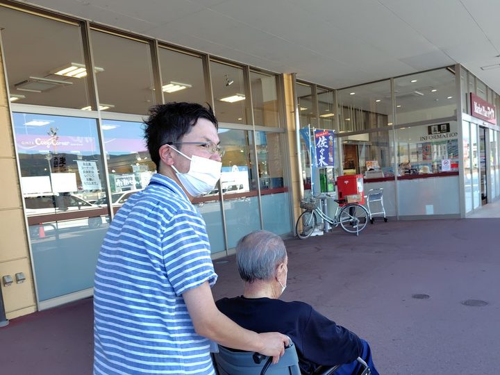 買い物に同行している様子