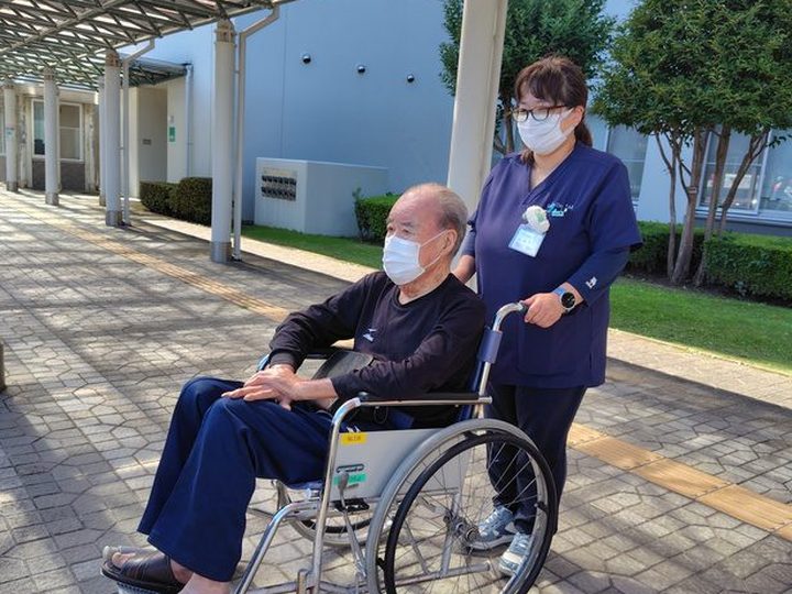 病院の院内を一緒に移動している様子