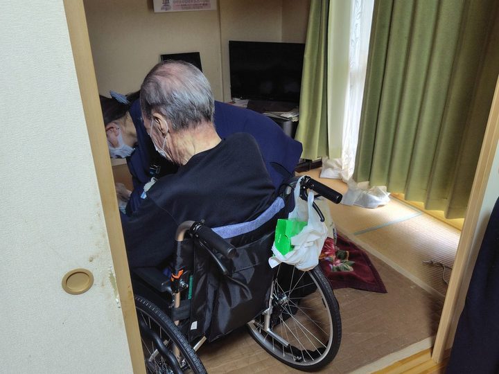 自宅内でお手伝いをしている様子